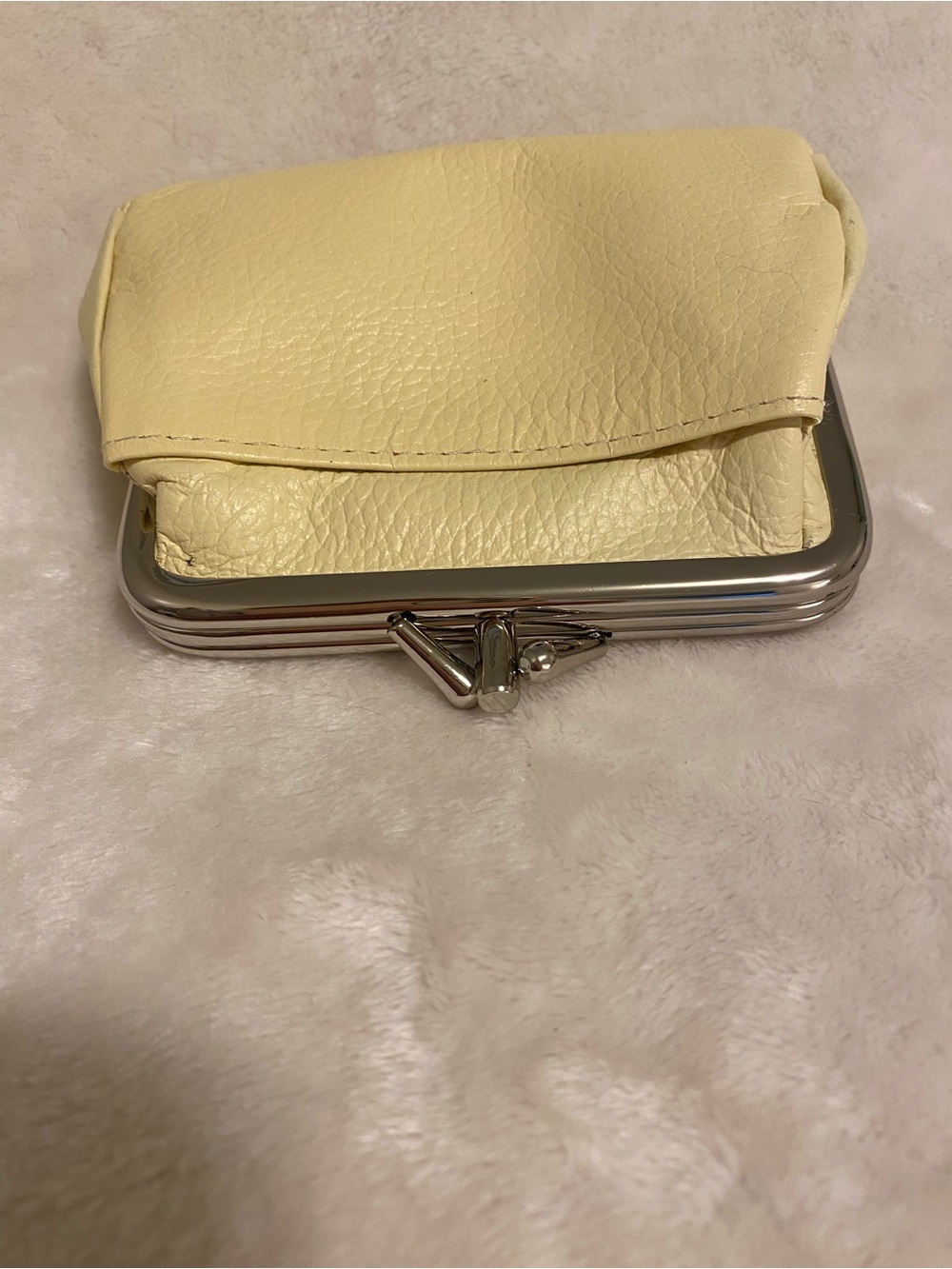 đ¸ Buxton Pale Yellow Leather Kiss-Lock Coin Purse - Picture 5 of 11